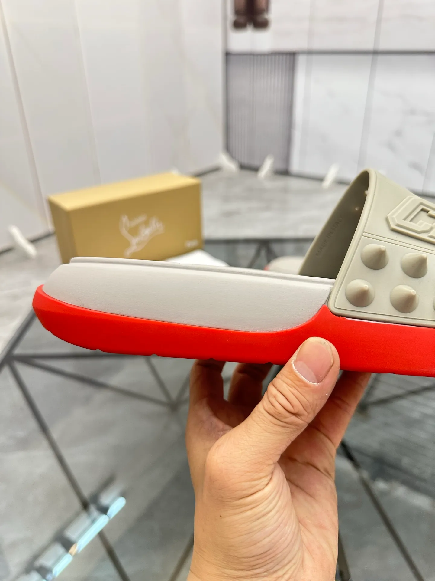Men's shoes: 💰P300¥ Product trademark: CL red-soled shoes* "CL*" slippers Regular size: 38-44 (men's 45.46 can be customized) Product materials: imported cowhide upper, professional 5D craftsmanship, high-end rivets, sheepskin lining, original outsole. Number: 789